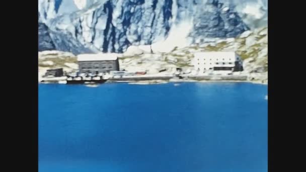 イタリア ドロミテ1969年5月 60年代のアルプスの湖の風景 — ストック動画