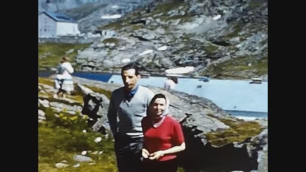 Dolomites Italia Mayo 1969 Caminata Montaña Pareja Los Años — Vídeo de stock