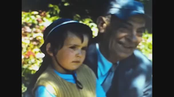 Dolomites Włochy Maj 1969 Dziadek Portret Dziecka Zewnątrz Latach Tych — Wideo stockowe