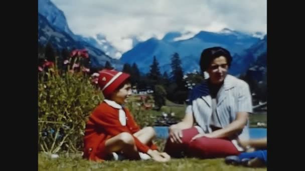 Dolomiti Italia Maggio 1969 Mamma Gioca Con Bambini Giardino Negli — Video Stock