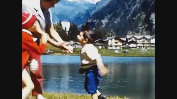 Dolomites 意大利 1969年5月 60年代 妈妈在户外接孩子 — 图库视频影像