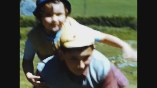 Доломиты Италия Май 1969 Дети Играют Спине Саду — стоковое видео