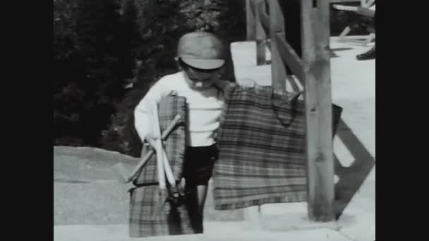 Dolomites Italia Junio 1967 Niño Juega Con Objetos Aire Libre — Vídeo de stock