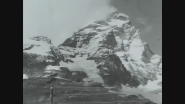 Dolomites Itálie Červen 1967 Alpy Zasněžené Vrcholky Krajiny Letech — Stock video