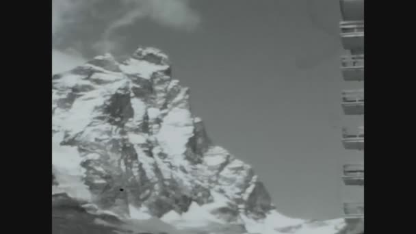 Dolomites Itálie Červen 1967 Alpy Zasněžené Vrcholky Krajiny Letech — Stock video