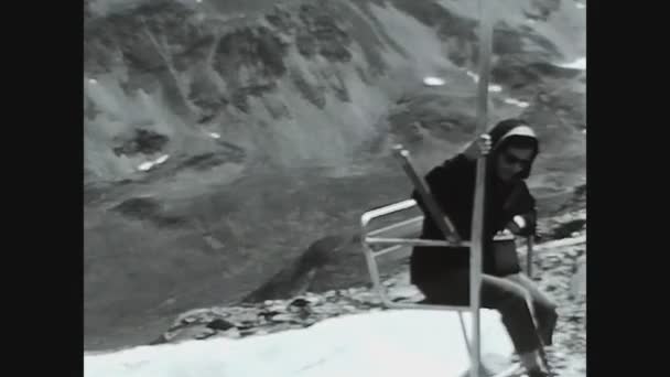 Dolomites Italia Junio 1967 Gente Silla Ruedas Las Montañas Los — Vídeo de stock