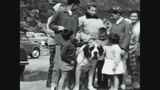 Dolomitos Itália Junho 1967 Retrato Família Com Cachorro São Bernardo — Vídeo de Stock