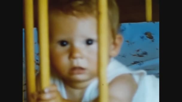 Como Italia Giugno 1965 Bambino Nel Letto Con Spondine Negli — Video Stock