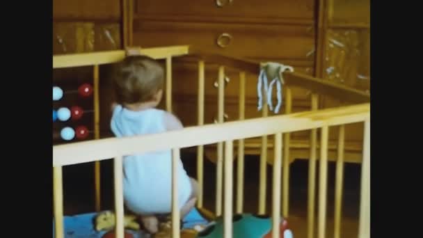 Como Itália Junho 1965 Bebê Cama Com Trilhos Laterais Nos — Vídeo de Stock