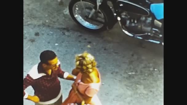 Coo Italy June 1965 恋爱中的年轻夫妇躺在60年代的大街上 — 图库视频影像