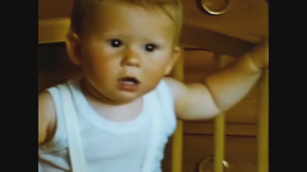 Como Włochy Czerwca 1965 Dziecko Łóżku Bocznymi Szynami Latach Tych — Wideo stockowe