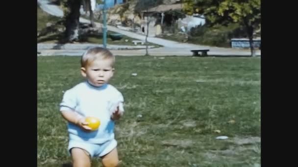 Como Italien Juni 1965 Erste Schritte Baby Garten Familienerinnerungen Den — Stockvideo