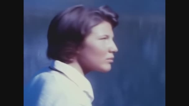 Dolomites Italia Mayo 1966 Muchacha Sonriente Cerca Retrato Los Años — Vídeo de stock