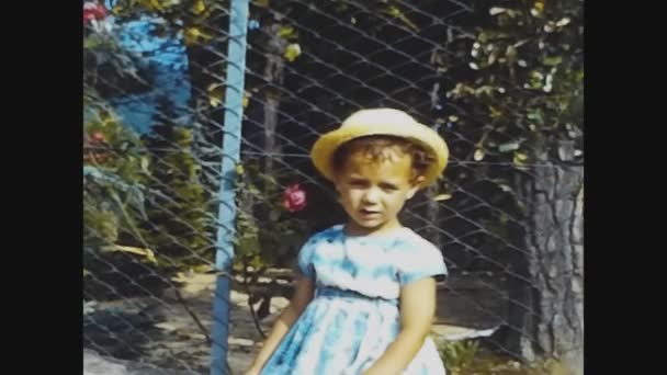 Dolomites Italien Mai 1966 Nettes Kleines Mädchen Posiert Auf Der — Stockvideo