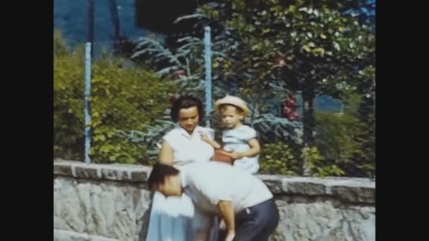 Dolomites Italia Mayo 1966 Familia Posa Para Foto Recuerdos Familiares — Vídeos de Stock