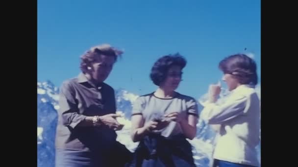 イタリア ドロミティ1966年5月 60年代の幸せな家族の瞬間の山のピーク — ストック動画