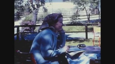 DOLOMITES, İTALYA MAYIS 1966: rahatlayın bahçe insanları 60 'larda gazete okurlar