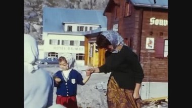 GRIMSEL, SWitness ZERLAND 1965 Grimsel Otel, 60 'lı yıllarda insanlarla birlikte açık hava