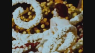 PAVIA, ITALY MARCH 1965: 60 'lardaki sokak karnavalı geçit töreni sahnesi