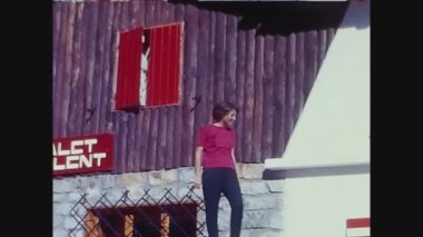 COMO, ITALY MAYIS 1965: insanlar 60 'lı yıllarda dağlardaki dağ evine vardılar