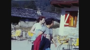 COMO, ITALY MAYIS 1965: insanlar 60 'lı yıllarda dağlardaki dağ evine vardılar