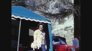 DOLOMITES, İTALYA MAYIS 1965: dolomitlerde kamp yapan insanlar