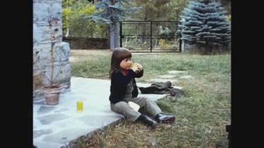 PAVIA, İtalya 1962: 60 'larda bahçede aile anları