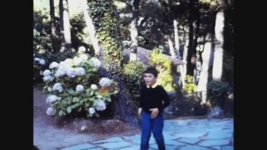 PAVIA, İTALYA HAZİRAN 1962: 60 'larda bahçedeki çocuklar