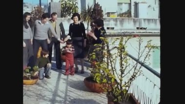 SANREMO, İtalya Mayıs 1962: 60 'larda balkonda aile portresi