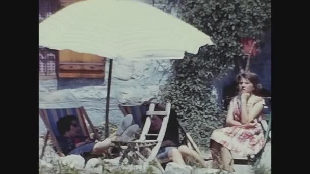 1966年 昭和41年 60年代の晴れた日に屋外庭園でリラックス — ストック動画