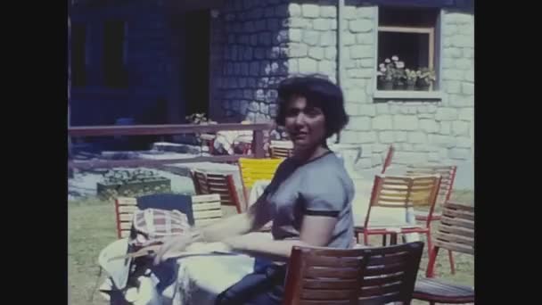 Dolomites Italien Mai 1966 Entspannte Frau Sitzt Den 60Ern Garten — Stockvideo