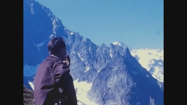 Dolomites Włochy Maj 1966 Człowiek Odkryty Odwiedzić Górskie Jezioro Latach — Wideo stockowe