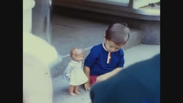 Schaffhausen Svizzera Agosto 1965 Bambina Gioca Con Bambola Sul Marciapiede — Video Stock