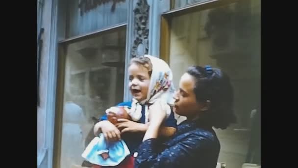 沙夫豪森 1965年8月 20世纪60年代 母亲抱着女婴散步 — 图库视频影像