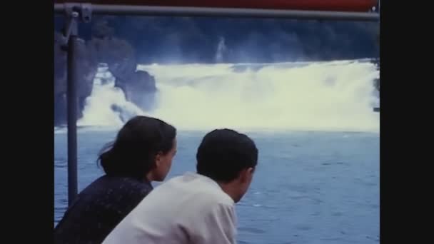 沙夫豪森 1965年8月 一对订婚的年轻夫妇观看了60年代的秋天 — 图库视频影像