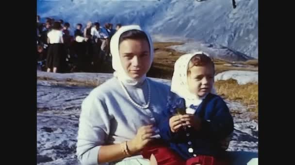 スイス グリムセル1965年8月 スイスのアルプスを60代で巡る人々 — ストック動画