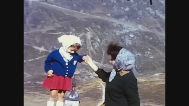 スイス グリムセル1965年8月 スイスのアルプスを60代で巡る人々 — ストック動画