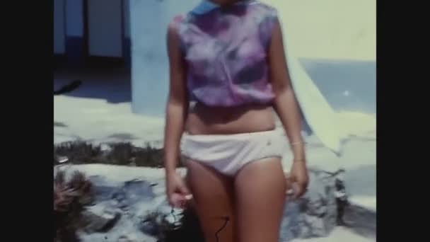 Sanremo Itália Julho 1967 Jovem Menina Bonita Praia Nos Anos — Vídeo de Stock