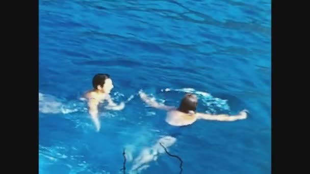 1967年 昭和42年 7月イタリア サンレモ 60歳で海水浴 — ストック動画