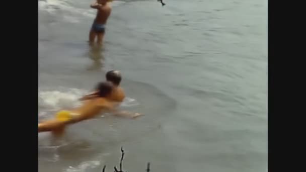 Sanremo Itália Julho 1967 Crianças Gostam Banhar Férias Mar Nos — Vídeo de Stock