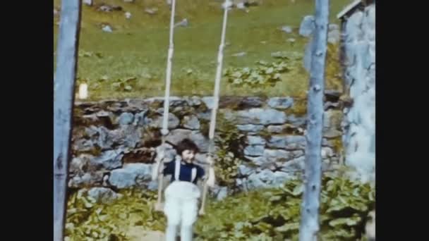 Dolomites Italia Junio 1960 Columpio Los Niños Los Años — Vídeos de Stock