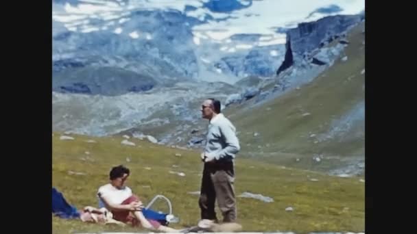 イタリア ドロミテ1960年6月24日 60年代の夏の家族旅行ドロミテ — ストック動画