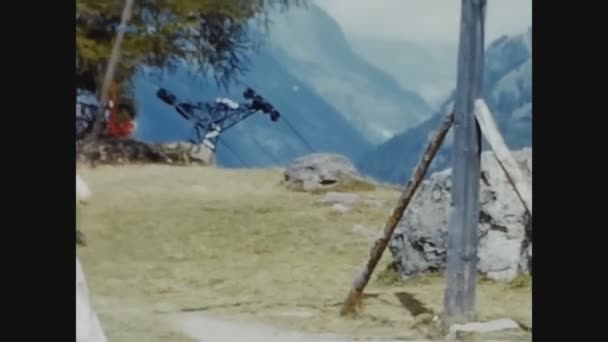 1960年 昭和35年 6月24日イタリア ドロミテ60歳児山スイング — ストック動画