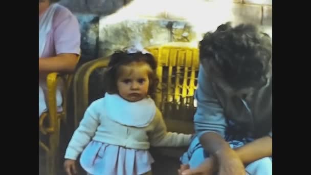 Павия Италия Июня 1960 Года Симпатичная Маленькая Девочка Сближает Семейные — стоковое видео