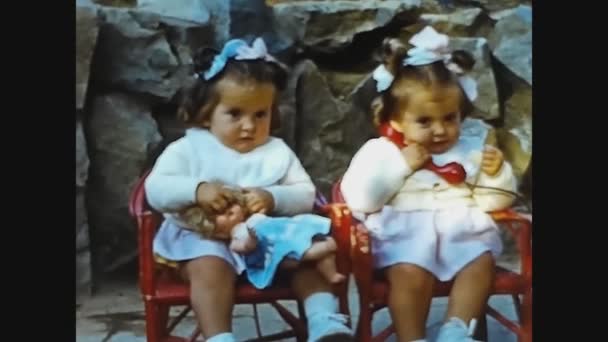 Павия Италия Июня 1960 Симпатичные Маленькие Девочки Близнецы Семейные Воспоминания — стоковое видео