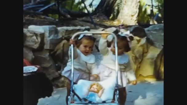Павия Италия Июня 1960 Симпатичные Маленькие Девочки Близнецы Семейные Воспоминания — стоковое видео