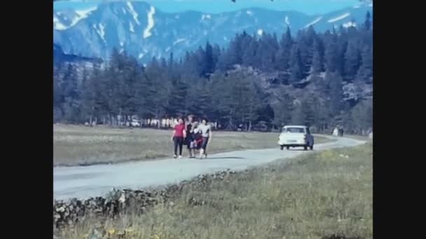 Como Italy May 1965 나이든 여자들은 대시골 도로를 있습니다 — 비디오