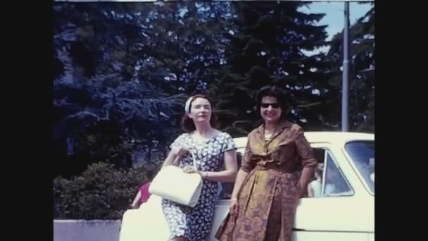 男同志 意大利1965年5月 20世纪60年代的女友们对着车子笑 — 图库视频影像