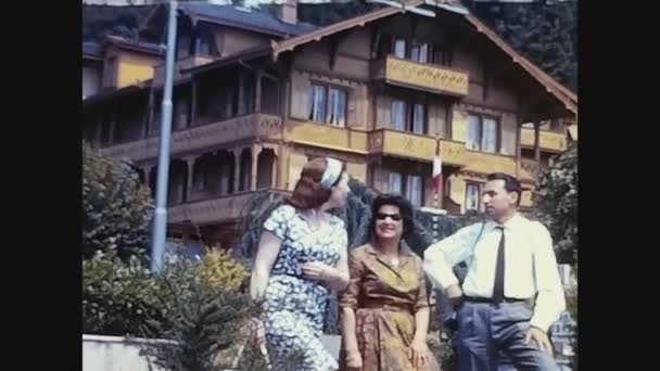 Como Italy May 1965 Люди Біля Готелю Горах — стокове відео