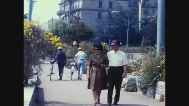 Como Italia Mayo 1965 Pareja Amorosa Sonriente Mediana Edad Caminando — Vídeo de stock